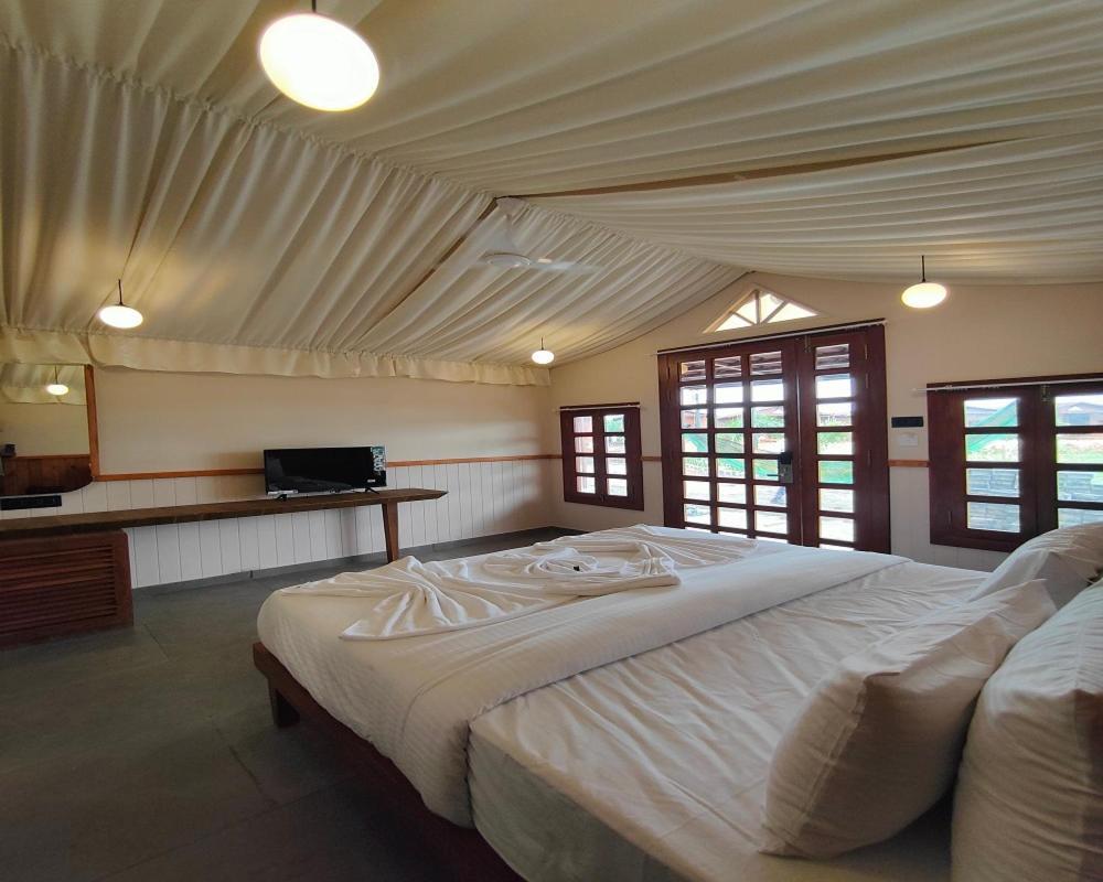 Nirvana Resort And Restaurant Garudeshwar Eksteriør billede